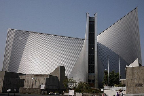 La moderna Catedral de Santa María, en Tokio